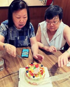 Eddie Peng Instagram - 祝天下的媽媽 母親節快樂 我愛您媽媽😘😘😘 自然就是美😍 #happy#healthy#mymomisthebest #mymomisgonnakillme #happymothersday #我也來一個截圖上傳🤣🤣🤣
