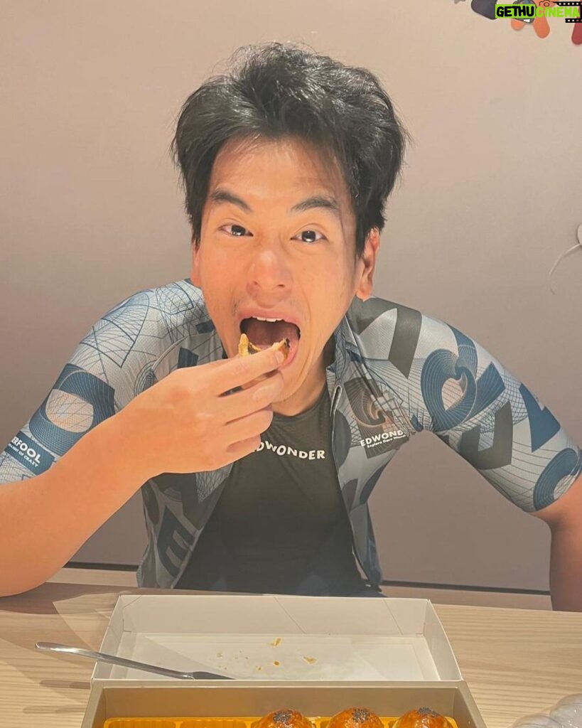 Eddie Peng Instagram - 請吃月餅 🥮 騎車平安