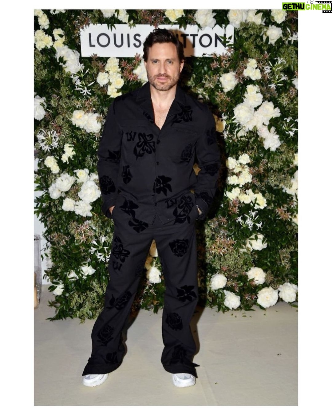 Edgar Ramírez Instagram - Thank you @louisvuitton & @vanityfair for such a special night of friendship, love & inspiration. ✨ Dressed by: #louisvuitton • Styled by: @jasonbolden • Groomed by @fabbhairdresser