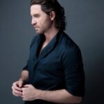Edgar Ramírez Instagram - “Serénate, corazón mío, Que sea dulce la hora de la separación. Que no sea una muerte, sino un cumplimiento. Que el amor se funda en recuerdos y el dolor en canciones. Que el vuelo a través del cielo termine con el aquietamiento de las alas en el nido. Que la última caricia de tus manos sea tan suave como la flor de la noche. Sosiégate, Hermoso Final, y dinos en silencio tus últimas palabras. Yo te reverencio, y levanto mi lámpara para iluminar tu camino” Rabindranath Tagore, El jardinero • ¡Hasta que nos volvamos a encontrar amado Franbo ❤️‍🔥 ! ¡Gracias por tanta belleza! #franbeaufrand [ foto 1 de @franbeaufrand - fotos 2 y 3 de @maritzatorto_foto ]