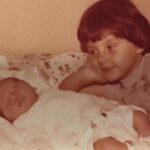 Edgar Ramírez Instagram - 🇪🇸Aún hoy me mira con esos ojos llenos de amor. Te amo con todo mi corazón Nathalie, • Y para aquellos que están alejados de sus hermanos, si existe la más mínima posibilidad de arreglar las cosas...por favor inténtenlo 🙏🏽 #dianacionaldeloshermanos • 🇺🇸 Still today she looks at me with those loving, caring eyes. I love you Nathalie with all my heart • And to those who are estranged from their siblings , if there’s the slightest possibility to patch things up...please try 🙏🏽 #nationalsiblingday