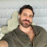 Edgar Ramírez Instagram – As I battle a brutal jet lag on set here in Spain, I want to thank you again for the overwhelming support you’re giving #FloridaMan on @netflix around the world!  We are so happy and so grateful! Thank you! What’s your favorite episode? •🇪🇸 ¡Mientras lucho contra un brutal desfase horario en el set aquí en España, quiero agradecerles una vez más por el apoyo abrumador que le están dando a #FloridaMan en @netflix en todo el mundo! ¡Estamos tan felices y tan agradecidos! ¡Gracias! ¿Cuál es tu episodio favorito? Barcelona, Spain