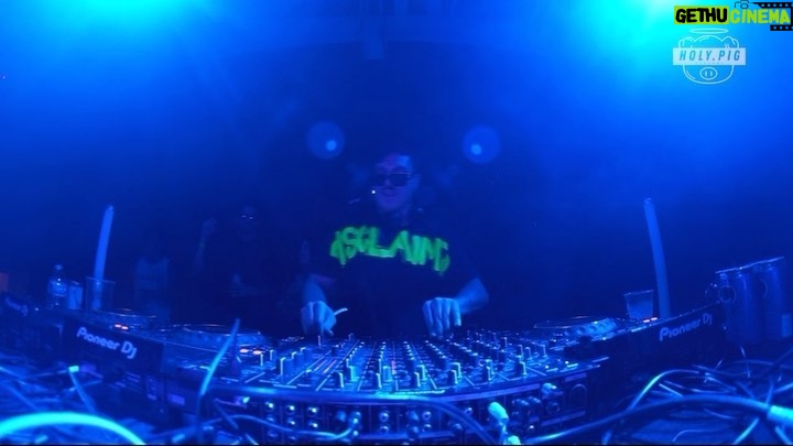 Eduardo Miranda Instagram - YA ESTA ARRIBA EN MI CANAL DE YT EL SET DE @thehideoutla_ UNA DE LAS FIESTAS MÁS CHULAS Y MAXIMAS DE LA 🔥 AQUÍ LES DEJO UNOS DROPS, COMENTA CUAL TE GUSTA MÁS 🖤🌶 TRACK LIST. 1 Doctor Zouk - @david_berrie & @jamiejonesmusic 2 Fuego Fuego - @albertodimeodj & @moreno_prieto 3 La vela - @denniscruzdj 4 Chucky 73 - @catz_n_dogz 5 La orilla - Chile 6 No bueno - @sosamusic Mexico City, Mexico