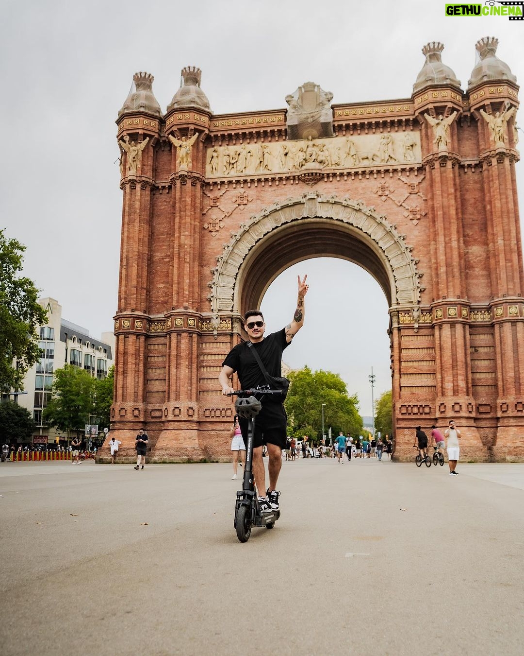 Eduardo Miranda Instagram - PHOTO DUMP DE LOS PRIMEROS DIAS EN EUROPA 🇪🇸 Arco de Triunfo de Barcelona