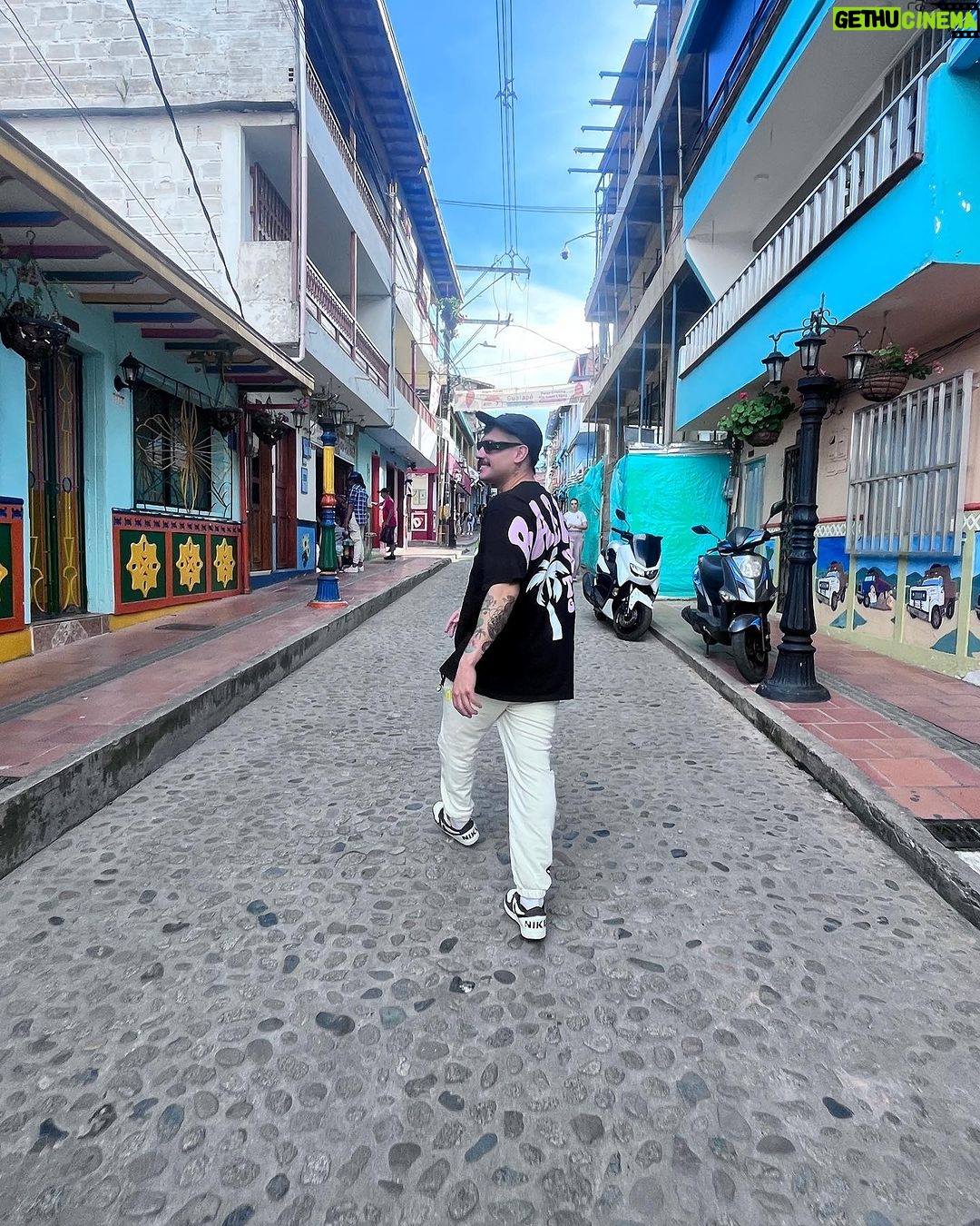 Eduardo Miranda Instagram - Regresando a Mexico muy contento por toda la buena energía que recibimos en Colombia y listos para lo que viene 🇨🇴🙏 Muy pronto podrán ver todo el contenido en el canal de YT de @spicy.market_ 🔥🍎 Guatape, Medellin Colombia