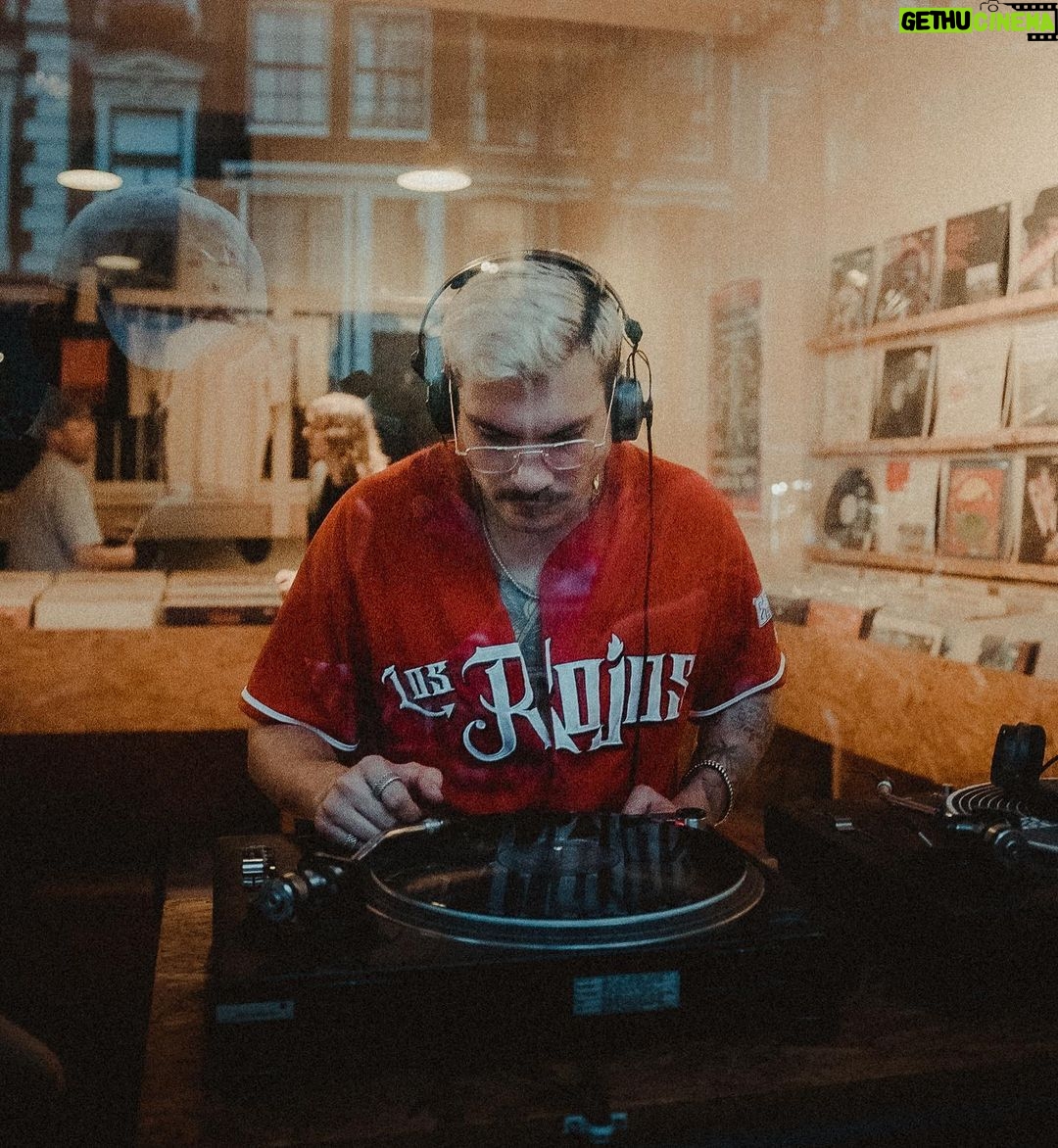 Eduardo Miranda Instagram - ¿Cuál es tu canción favorita? 🎧😎