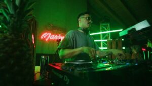Eduardo Miranda Instagram - Está por salir mi nuevo set 🔥en @spicy.market_ ¿cuál drop les gusta más… 1, 2, 3, 4, 5?

1. My city is on fire - @jimi_jules (@rafael___music remix) 

2. La orilla - Chile 

3. Muevan - @rafael__music

4. Finder - @ninetoes78 

5. Cloud 9 - @rsquareddj