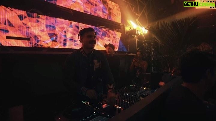 Eduardo Miranda Instagram - Recap de la noche en @solidground_colombia en @clandestinobog , Les dejo unos drops comenten cual les gusta más 1 Little things - @vito.uk EDIT 2 ID - @minowmusic & @valesounds & @sepiabrownn 3 Again - @michaelbmmusic EDIT 4 300 Cash - @moreno_prieto & @sortech 5 Horse - @bassel.darwish 6 Corazón Partió - @franklynwatts_ & @datelessmusic Bogotá, Colombia