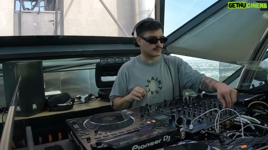 Eduardo Miranda Instagram - Ya está en mi canal de YouTube el set que grabe en Barcelona en mi ultimo Tour por Europa. Aquí les dejo unos drops , comenten cuál les gusta más 🌶 1 Playa - @samuelraverdj 2 El canto - Chile & @rogergarciadj 3 Nevera - @housemusicbro & @soycrystalmeza 4 ID - Chile & @vandammusic 5 ID - Chile & @swavesound & @hittaofficial 📸 @by.monti Barcelona, España