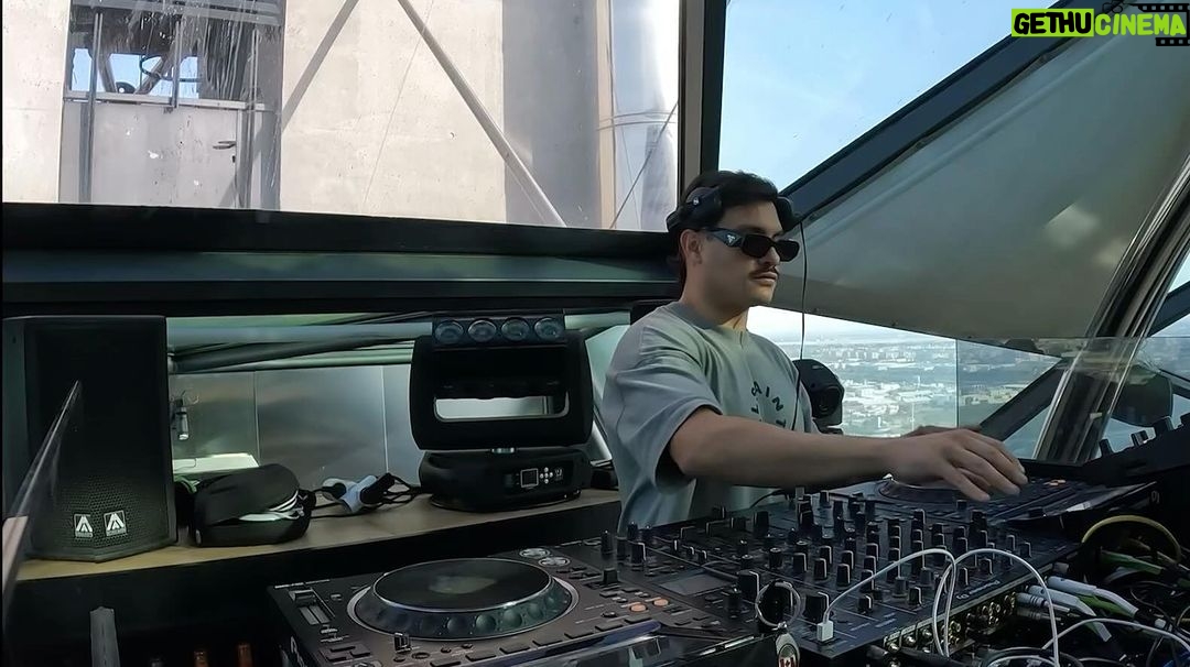 Eduardo Miranda Instagram - Ya está en mi canal de YouTube el set que grabe en Barcelona en mi ultimo Tour por Europa. Aquí les dejo unos drops , comenten cuál les gusta más 🌶 1 Playa - @samuelraverdj 2 El canto - Chile & @rogergarciadj 3 Nevera - @housemusicbro & @soycrystalmeza 4 ID - Chile & @vandammusic 5 ID - Chile & @swavesound & @hittaofficial 📸 @by.monti Barcelona, España