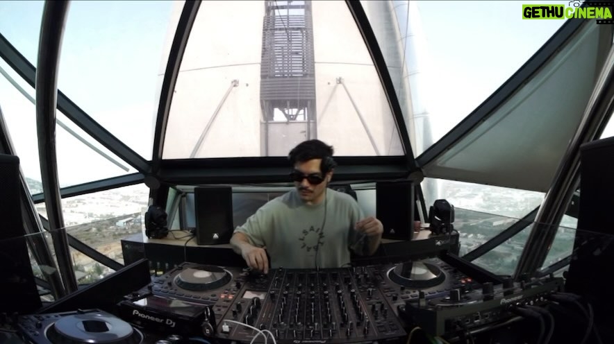Eduardo Miranda Instagram - Ya está en mi canal de YouTube el set que grabe en Barcelona en mi ultimo Tour por Europa. Aquí les dejo unos drops , comenten cuál les gusta más 🌶 1 Playa - @samuelraverdj 2 El canto - Chile & @rogergarciadj 3 Nevera - @housemusicbro & @soycrystalmeza 4 ID - Chile & @vandammusic 5 ID - Chile & @swavesound & @hittaofficial 📸 @by.monti Barcelona, España