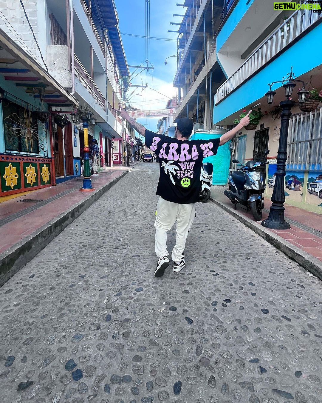 Eduardo Miranda Instagram - Regresando a Mexico muy contento por toda la buena energía que recibimos en Colombia y listos para lo que viene 🇨🇴🙏 Muy pronto podrán ver todo el contenido en el canal de YT de @spicy.market_ 🔥🍎 Guatape, Medellin Colombia