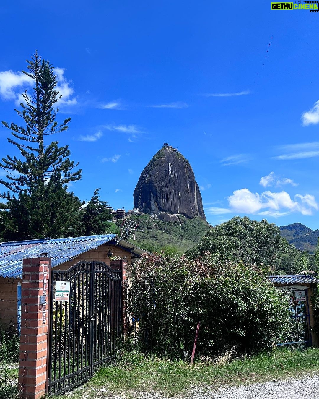 Eduardo Miranda Instagram - Regresando a Mexico muy contento por toda la buena energía que recibimos en Colombia y listos para lo que viene 🇨🇴🙏 Muy pronto podrán ver todo el contenido en el canal de YT de @spicy.market_ 🔥🍎 Guatape, Medellin Colombia