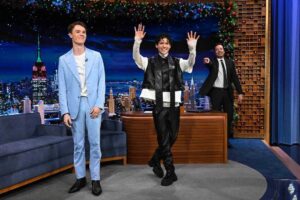 Edvin Ryding Instagram - What a night… thanks to @fallontonight @jimmyfallon for having us, and a BIG thank you to those who queued for hours in the rain and welcomed us to New York with open arms. Eternally in love with all of you. Also have to point out amazing styling by @madeleinekennedy . Look at me and Omar!! On the tonight show!! Talking about Young Royals!! #edvinxomaronfallon (Todd Owyoung/NBC)