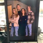 Edvin Ryding Instagram - för 7 år sen påbörjade vi den här berättelsen, ikväll sätter vi punkt för det sista stycket. 6 säsonger. 46 avsnitt. Det finns inget annat än kärlek, hårt arbete och respekt bakom det här projektet, bär med er det när ni upplever vårt sista kapitel. Gåsmamman gav mig vänner för livet, en extra familj och kunskap jag inte visste fanns. Tack vare de sanslöst kompetenta skådespelare, regissörer och filmarbetare som slitit för detta genom åren. Jag är evigt tacksam för det. Som @stassesoulis sa till mig när jag träffade honom för första gången; ”Det vackraste med vårat jobb är att ju mer man lär sig, desto mer inser man hur mycket man har kvar att lära.” Gör er redo för ett episkt crescendo, släpps vid midnatt. Nu är dagen över, för dig och för mig❤️