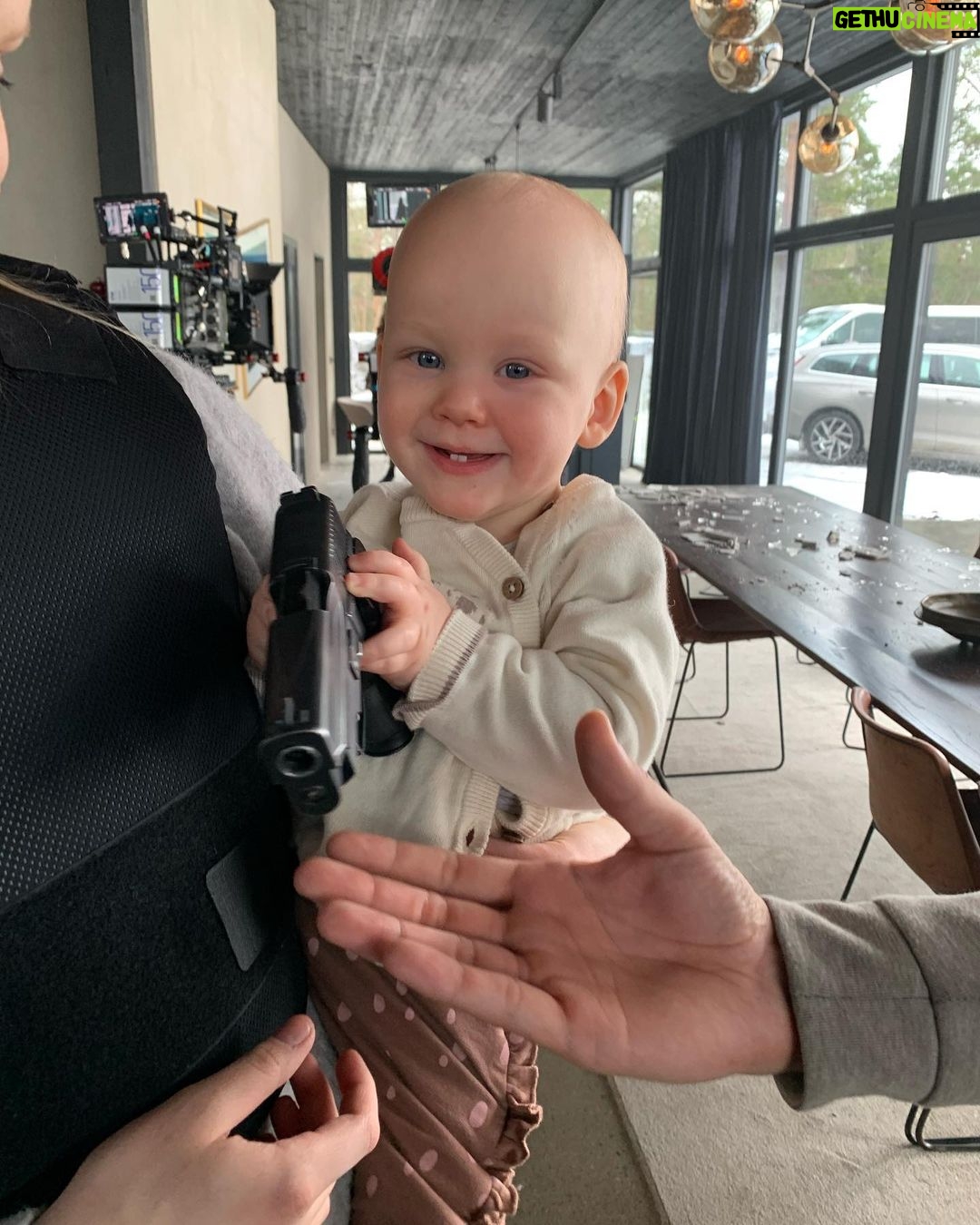 Edvin Ryding Instagram - för 7 år sen påbörjade vi den här berättelsen, ikväll sätter vi punkt för det sista stycket. 6 säsonger. 46 avsnitt. Det finns inget annat än kärlek, hårt arbete och respekt bakom det här projektet, bär med er det när ni upplever vårt sista kapitel. Gåsmamman gav mig vänner för livet, en extra familj och kunskap jag inte visste fanns. Tack vare de sanslöst kompetenta skådespelare, regissörer och filmarbetare som slitit för detta genom åren. Jag är evigt tacksam för det. Som @stassesoulis sa till mig när jag träffade honom för första gången; ”Det vackraste med vårat jobb är att ju mer man lär sig, desto mer inser man hur mycket man har kvar att lära.” Gör er redo för ett episkt crescendo, släpps vid midnatt. Nu är dagen över, för dig och för mig❤️