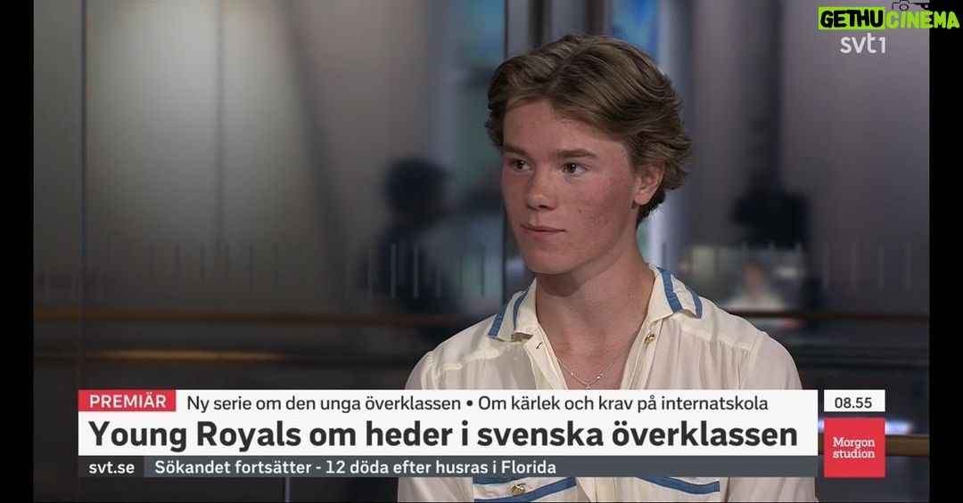 Edvin Ryding Instagram - riddarna kring det runda bordet vill meddela att det är mindre än 24h kvar till premiären av Young Royals!!! GAH!!!👑🪐❣️ @netflixnordic @actorsinsweden @svt Stockholm, Sweden