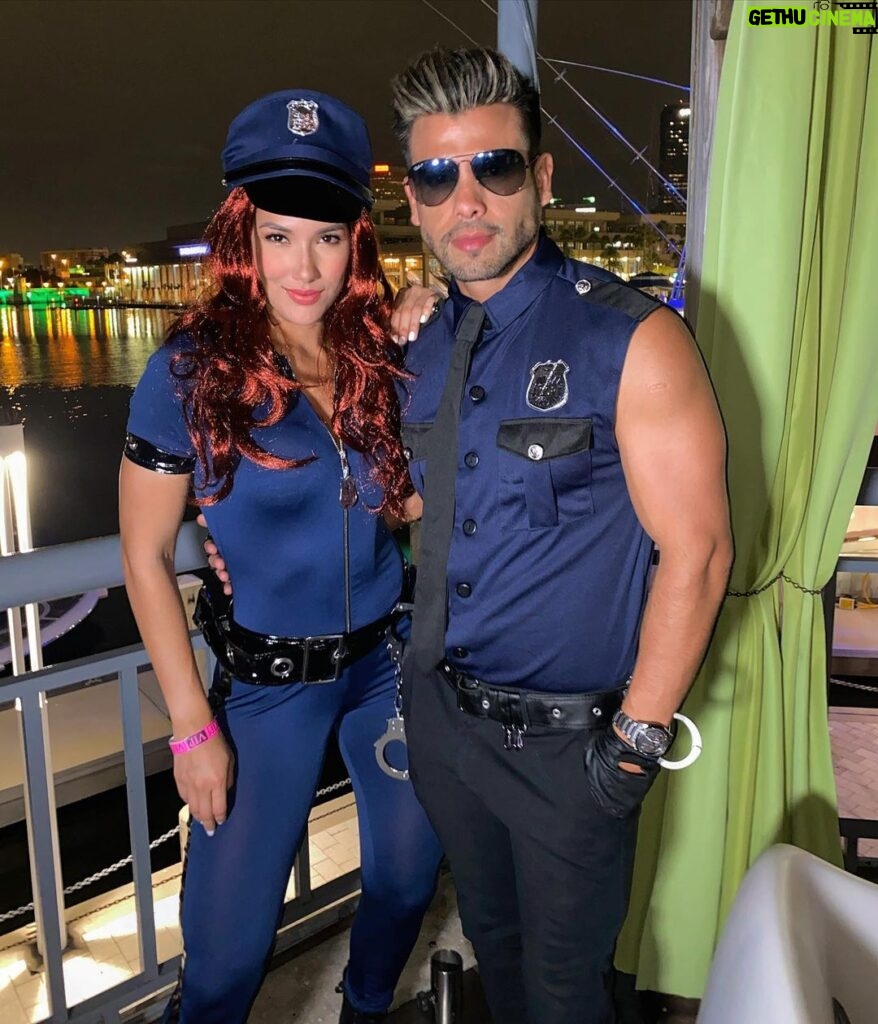 Efraín Ruales Instagram - Halloweeneando 🎃 con esta POLICE MERMAID OFFICER 😍 💕 @ale_jaramillo