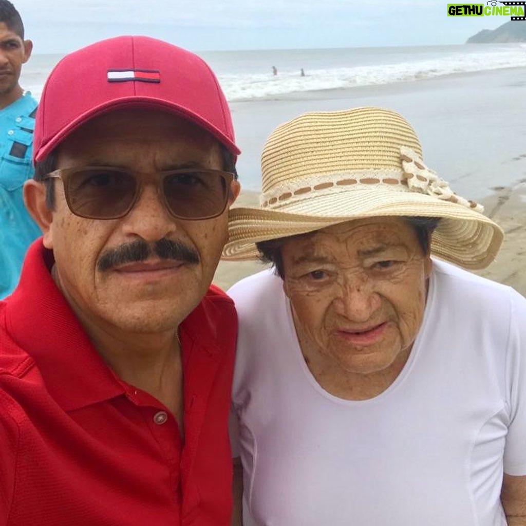 Efraín Ruales Instagram - Soy el resultado de su amor hacia su hijo Toñito, su Negrito! Soy su trascendencia, soy su legado! ❤️Ahora estás a su lado abuelita 👵🏼 A lado de tu negrito que tanto extrañabas GRACIAS ABUELITA FANNY, porque TODO valió la pena 🥰 (el homenaje y la honra la llevo en mi corazón, pero la plasmo en mis redes 🙏🏾)
