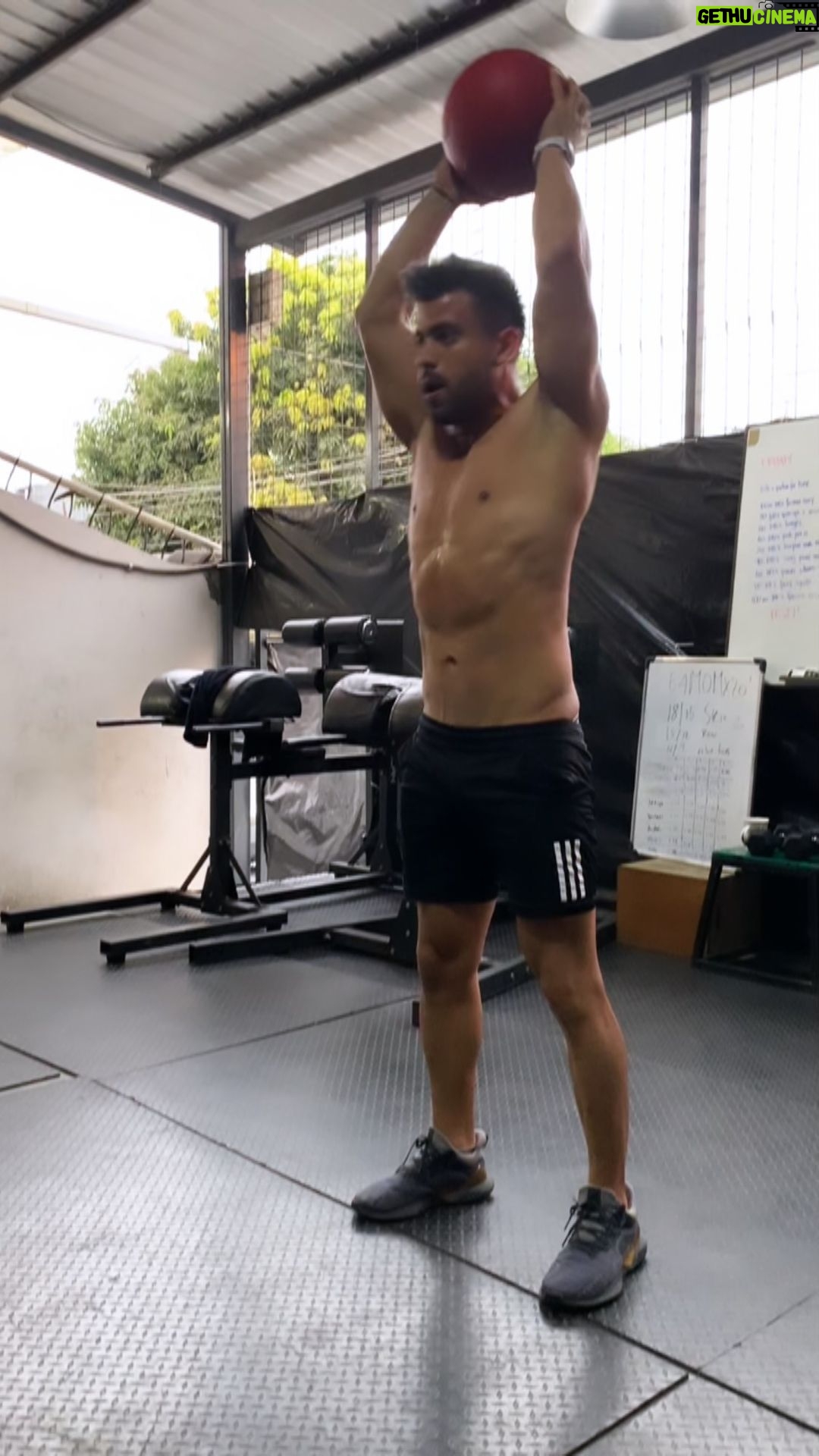 Efraín Ruales Instagram - Abs on fire 🔥 @miradorfithouse 💪🏼🙌🏽 #abs #wod #cros