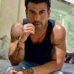 Efraín Ruales Instagram - En un mundo paralelo con #tatoos y #aretes 😱 que opinas de los tatuajes y aretes en los hombres ? 👀 te leo