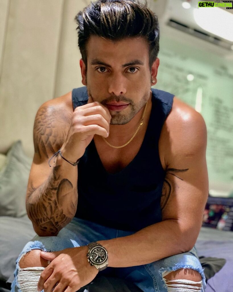 Efraín Ruales Instagram - En un mundo paralelo con #tatoos y #aretes 😱 que opinas de los tatuajes y aretes en los hombres ? 👀 te leo