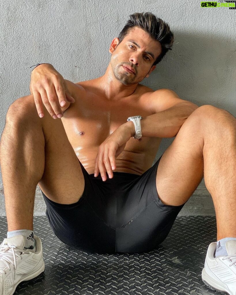 Efraín Ruales Instagram - Agotado pero comprometido con mi Salud 😁💪🏼 quien más entrenó fuerte esta semana 👀 @miradorfithouse 🙌🏽