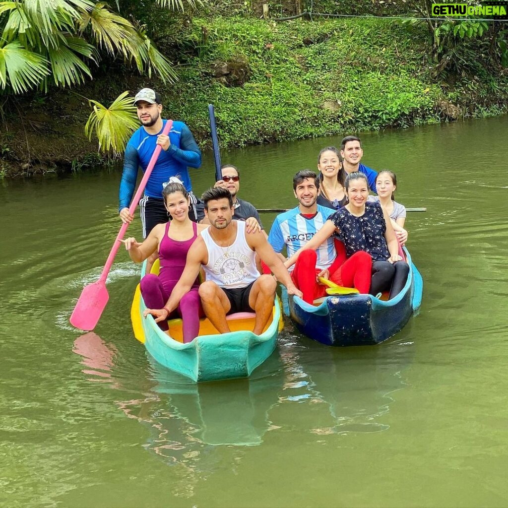 Efraín Ruales Instagram - En vacaciones NO VOY CON LA FAMILIA a UN LUGAR BONITO 🤚🏽 VOY A LA FAMILIA en CUALQUIER LUGAR BONITO ❤🙏🏾 #mindotrip Mindo, Ecuador