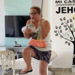 Efraín Ruales Instagram - Ayer mi mamá #nachita regresó a quito luego de casi 9 meses y me dejó solito! 😢 pero pa que no se olvide de mi le hice esta bromita 🤪😂😍 TE AMO @narciruales (no me salgan con: “ni dibiriis hicir isis brimis i ti mimi, Ki mil ifriin 🤨)