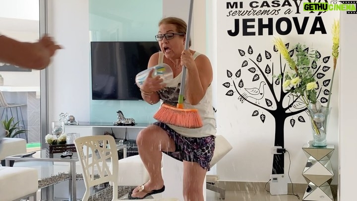 Efraín Ruales Instagram - Ayer mi mamá #nachita regresó a quito luego de casi 9 meses y me dejó solito! 😢 pero pa que no se olvide de mi le hice esta bromita 🤪😂😍 TE AMO @narciruales (no me salgan con: “ni dibiriis hicir isis brimis i ti mimi, Ki mil ifriin 🤨)
