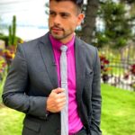 Efraín Ruales Instagram - Si fueras un emoji cuál fueras ? @ale_jaramillo dice que yo fuera esto ♉️ me explicó y no entendí 🤷🏽‍♂️ tú cuál fueras ?