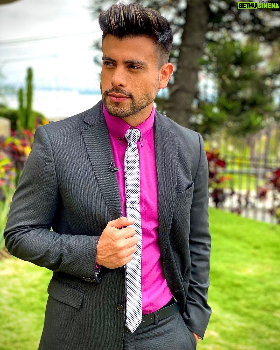 Efraín Ruales Instagram - Si fueras un emoji cuál fueras ? @ale_jaramillo dice que yo fuera esto ♉️ me explicó y no entendí 🤷🏽♂️ tú cuál fueras ?