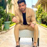 Efraín Ruales Instagram - Que opinan de las bastas altas en pantalones 👖 de hombres ? #abrodebate no se pongan groseros 😁