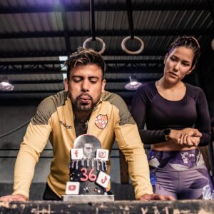 Efraín Ruales Instagram - Así arrancamos 💪🏼🎂 gracias por ser tanta motivación 😍@ale_jaramillo @javierandradecf @miradorfithouse 
.
Ph. @adjfotografia 🙌🏽