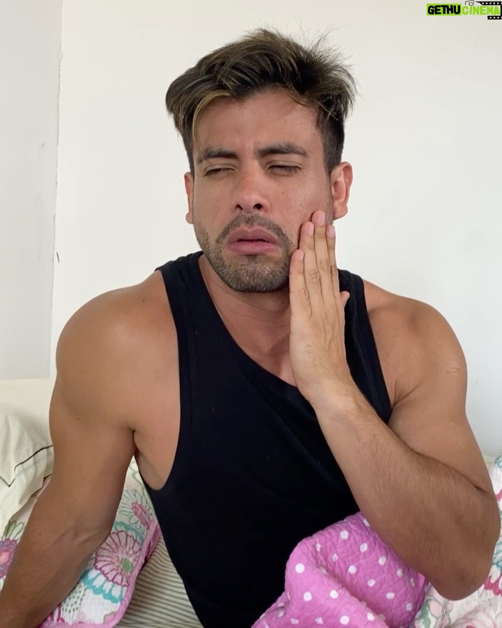 Efraín Ruales Instagram - MENCIONA a quien levantarías así por roncar 😴 mira como termina en facebook @alexvizuete @kevin_mincha @ale_jaramillo 🤗😂🙌🏽
