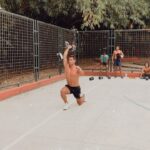 Efraín Ruales Instagram - Comenta con una 💪🏼 si ya entrenaste hoy! Y con una 🛌 si estás echado viéndome hacer pasos de tijera 😁 hoy con 40 lbs. @miradorfithouse @javierandradecf
