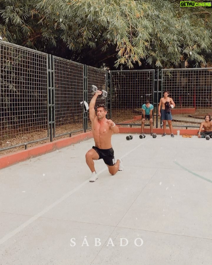 Efraín Ruales Instagram - Comenta con una 💪🏼 si ya entrenaste hoy! Y con una 🛌 si estás echado viéndome hacer pasos de tijera 😁 hoy con 40 lbs. @miradorfithouse @javierandradecf