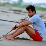 Efraín Ruales Instagram - Que creen que escribo en la arena ? 🤔 🏝 Una fecha? Un recuerdo? Una persona? Un plato de comida? Una idea para tiktok ? 🤷🏽‍♂️