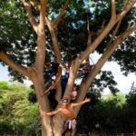 Efraín Ruales Instagram - En la ciudad de guayaquil, turistas pudieron observar una particular raza de monos 🐒 se sospecha era una familia y uno de ellos graciosamente arrebató el celular del turista y se tomó una selfie #anecdotas #turismoecuador 🇪🇨 Restaurant Finca La Gloria