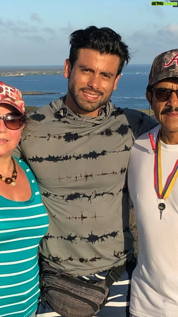 Efraín Ruales Instagram - Un video para honrar la herencia de mis dos Padres 🙏🏾❤️🤗