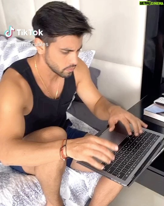 Efraín Ruales Instagram - Están content@s ? 😱 a contentarse porque @ale_jaramillo les tiene una sorpresa #live 19h30