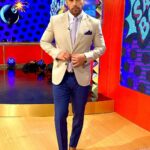 Efraín Ruales Instagram - A lo que salía de casa 🏠 mi mamá @narciruales me dijo “pero eso no combina” y en el trabajo @ale_jaramillo me dijo que si combina🤷🏽‍♂️ ustedes que OPINAN ? #teamnachita o #teamale ? COMENTEN