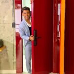 Efraín Ruales Instagram - Inigualable y exclusiva, asi es mi PUERTA de la COLECCIÓN VITRUM. Obténla hasta con un 20% DSCTO utilizando el hashtag #puertasvitrumHD 👉Escribe al 📱099 456 2424 ☎️ 04 450 8211 y siguelos en @hierrodiseno. Define el color que hay en ti. 🚪