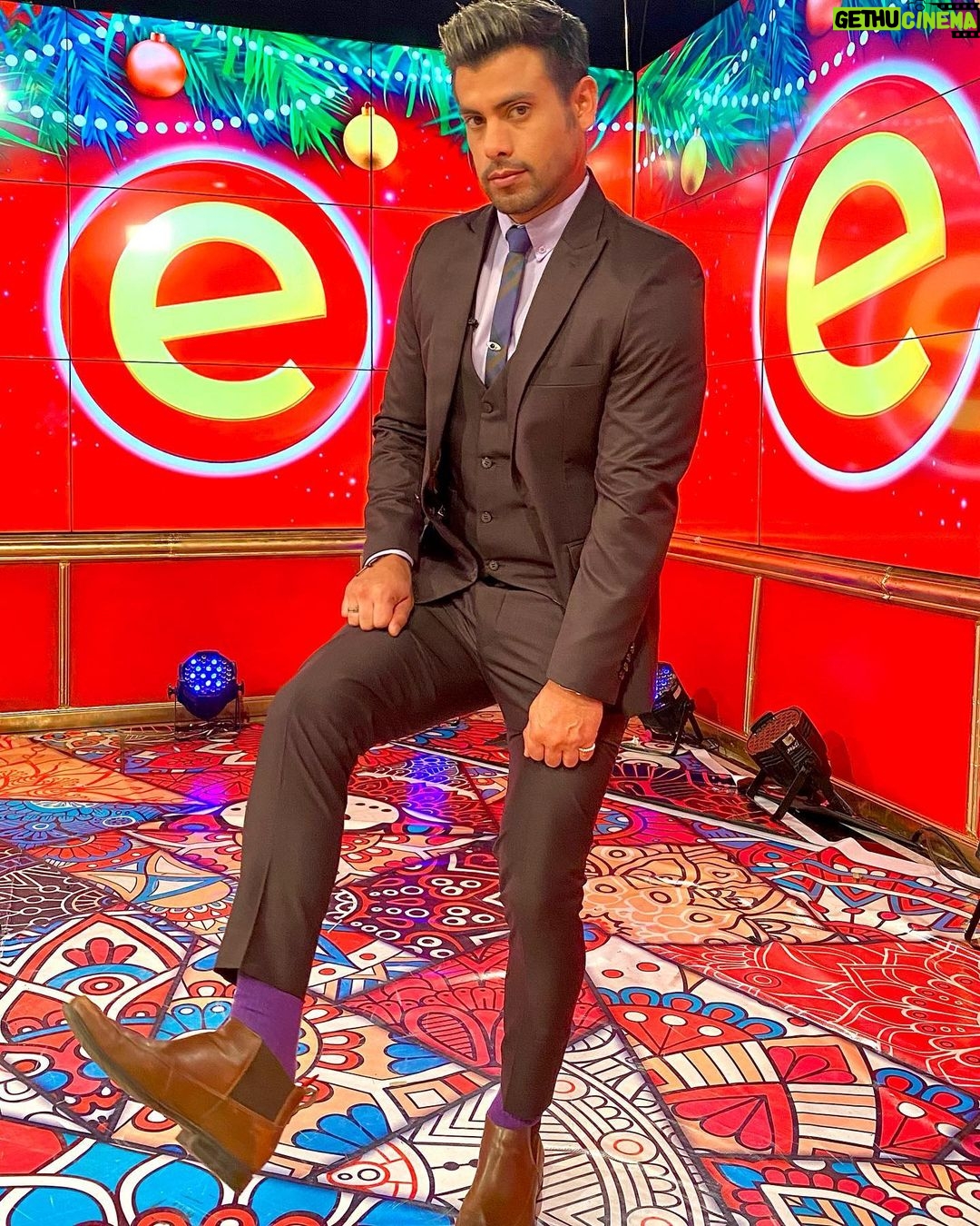 Efra铆n Ruales Instagram - Pregunta seria: 馃 Las medias deben combinar con algo del vestuario o no lo consideran necesario ? 馃憖 ABRO DEBATE 馃Е Centro De Producci贸n Alberto Borges