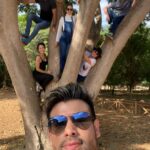 Efraín Ruales Instagram - En la ciudad de guayaquil, turistas pudieron observar una particular raza de monos 🐒 se sospecha era una familia y uno de ellos graciosamente arrebató el celular del turista y se tomó una selfie #anecdotas #turismoecuador 🇪🇨 Restaurant Finca La Gloria