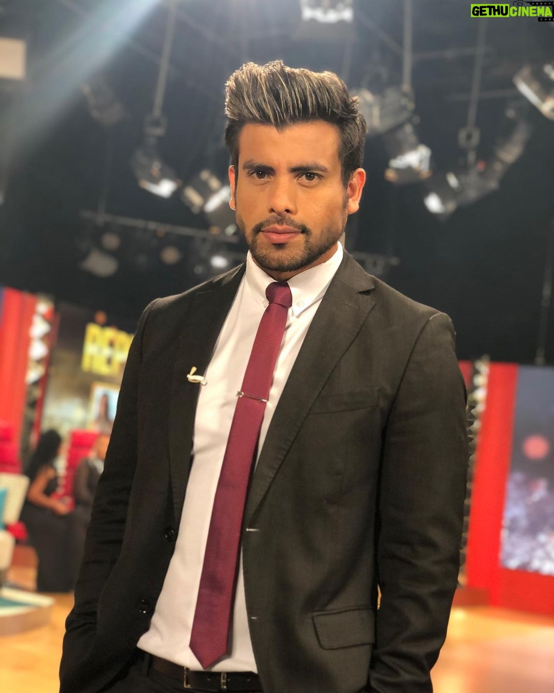 Efraín Ruales Instagram - Compárteme un SUEÑO, ANHELO o EMPRENDIMIENTO que todavía no has empezado pero sientes que debes hacerlo ! LEERÉ CADA UNO 👀🙏🏾❤️