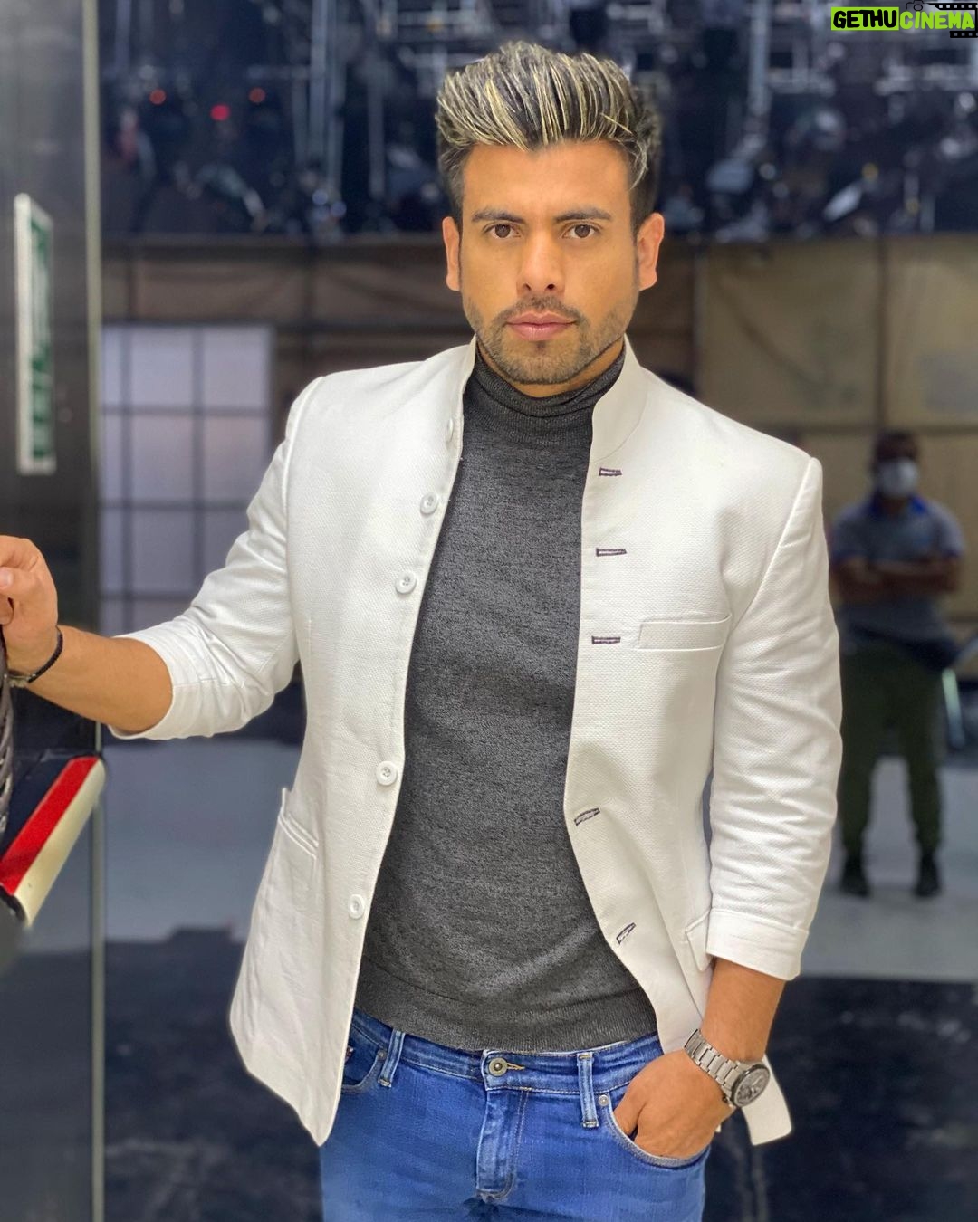 Efraín Ruales Instagram - Es mi idea o el de atrás está posando para mi foto 🤔 ?