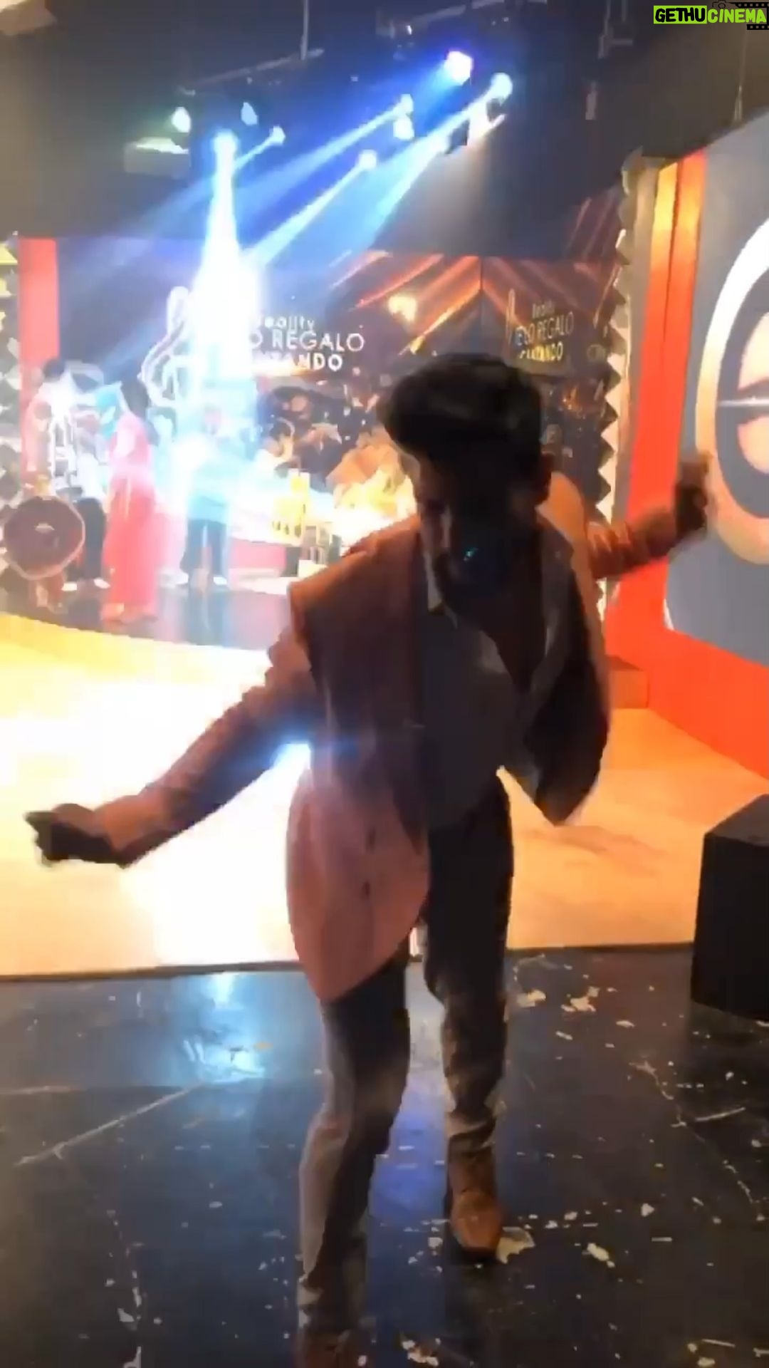 Efraín Ruales Instagram - Coreografía exclusiva de #potaxio 🥑 podrán imitarlo pero nunca igualarlo 😏