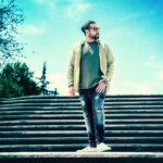 Ehsan Khajeamiri Instagram - تمام روز میخندم تمام شب یکی دیگه ام من از حالم به این مردم دروغای بدی میگم