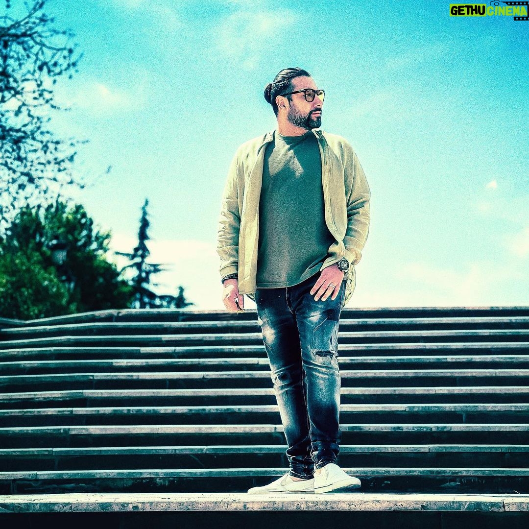 Ehsan Khajeamiri Instagram - تمام روز میخندم تمام شب یکی دیگه ام من از حالم به این مردم دروغای بدی میگم